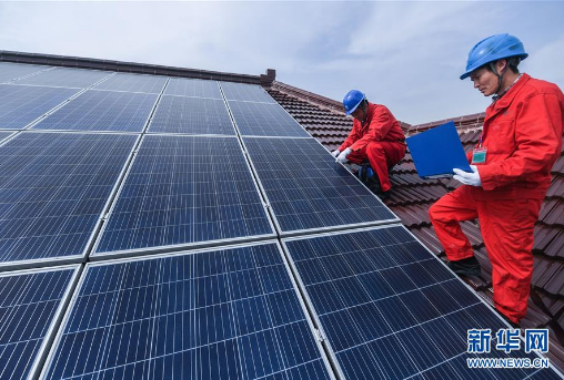 
	


	3月29日，工作人員在對(duì)長(zhǎng)興縣連心村一戶村民屋頂光伏進(jìn)行并網(wǎng)驗(yàn)收（無人機(jī)拍攝）


	



	3月29日，空中俯瞰長(zhǎng)興縣連心村，不少村民屋頂上都安裝了光伏發(fā)電設(shè)備（無人機(jī)拍攝）


	浙江省長(zhǎng)興縣連心村是農(nóng)村光伏發(fā)電示范建設(shè)村，目前已有70戶村民的屋頂光伏發(fā)電設(shè)備完成并網(wǎng)，自家用不完的光伏發(fā)電全部并入國(guó)家電網(wǎng)，收獲“綠色收益”。


	來源：新華網(wǎng)
