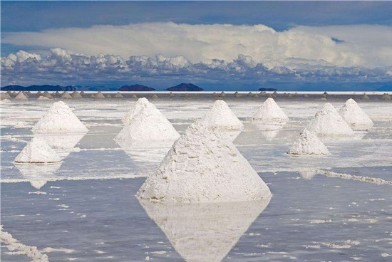 
	中國(guó)儲(chǔ)能網(wǎng)訊：3月29日晚，威華股份公告稱，公司全資子公司致遠(yuǎn)鋰業(yè)4萬噸鋰鹽項(xiàng)目首條1．3萬噸生產(chǎn)線正式投產(chǎn)。隨著碳酸鋰需求的增加，多家上市公司開始建立碳酸鋰生產(chǎn)線，擴(kuò)充鋰鹽產(chǎn)能