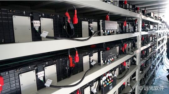 
	中國儲(chǔ)能網(wǎng)訊：近日，珠海高遠(yuǎn)電能科技有限公司推出的首個(gè)電力集裝箱儲(chǔ)能系統(tǒng)在母公司遠(yuǎn)光軟件園區(qū)正式投入運(yùn)營。該儲(chǔ)能系統(tǒng)用于削峰填谷和應(yīng)急備用電源場(chǎng)合