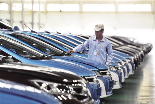 
	中國儲(chǔ)能網(wǎng)訊：可以預(yù)計(jì)，2017年的利潤下滑僅僅是個(gè)開始。對(duì)比亞迪等新能源車企，在雙積分制還沒有產(chǎn)生較大效應(yīng)前的過渡期，日子將會(huì)很難熬