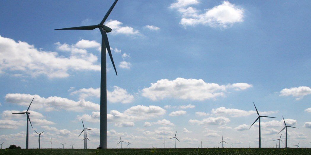 
	中國儲能網(wǎng)訊：據(jù)環(huán)球網(wǎng)科技綜合報道，特斯拉Powerpack系統(tǒng)可以更好地協(xié)調(diào)不穩(wěn)定的能源生產(chǎn)與需求高峰。美國媒體4月10日報道，特斯拉將與英國石油公司（BP）合作，建立儲能系統(tǒng)