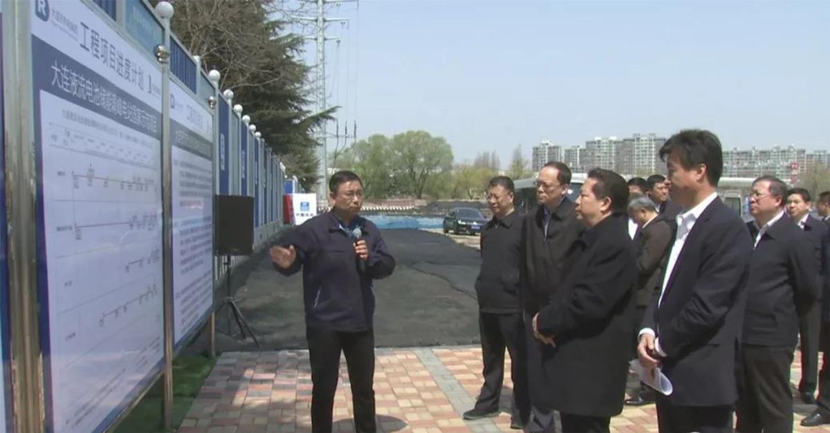 
	中國儲(chǔ)能網(wǎng)訊：4月17日上午，省委書記、省人大常委會(huì)主任陳求發(fā)來到熱電集團(tuán)國家示范項(xiàng)目大連液流電池儲(chǔ)能調(diào)峰電站的施工現(xiàn)場，開展實(shí)地考察調(diào)研。遼寧省委常委、大連市委書記譚作鈞，遼寧省委常委、省委秘書長、省委辦公廳主任劉煥鑫，大連市委副書記、市政府黨組書記、市長譚成旭，集團(tuán)公司黨委書記、董事長邵陽，黨委副書記、總經(jīng)理田魯煒，恒流公司總經(jīng)理梁立中，融科儲(chǔ)能董事長劉延輝等陪同調(diào)研