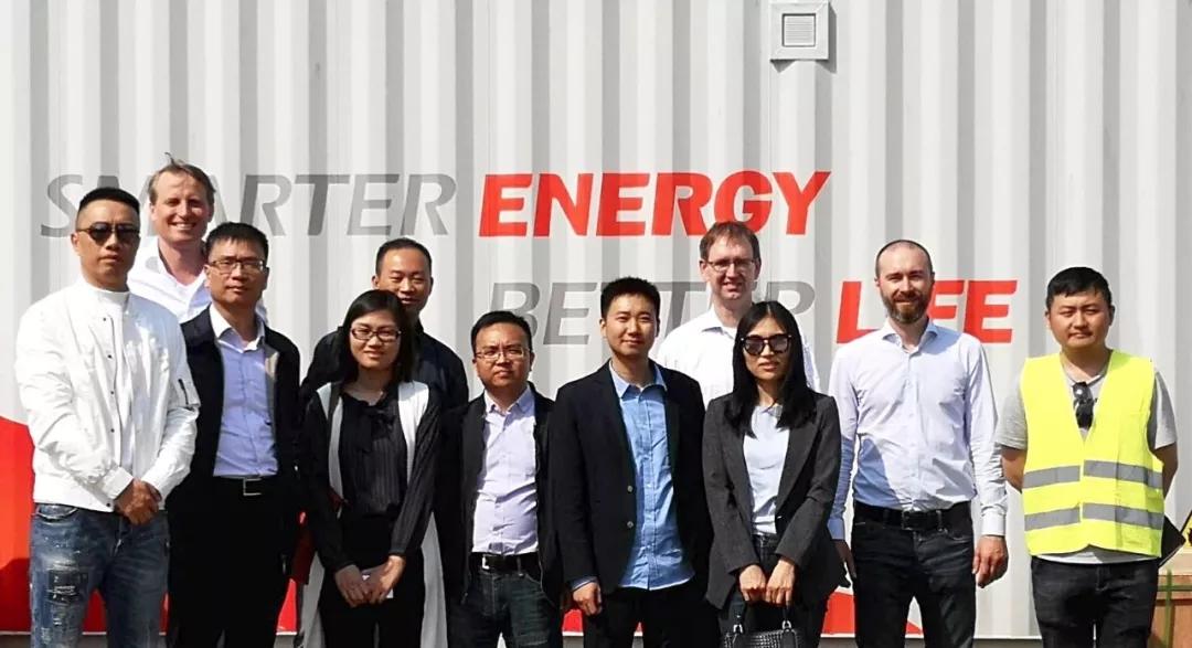 
	中國儲(chǔ)能網(wǎng)訊：項(xiàng)目追蹤 | 我們在德國建設(shè)儲(chǔ)能電站


	


	4月，經(jīng)過德國萊比錫市郊的人，發(fā)現(xiàn)原來一望無邊的平原上雄峻地矗立著一個(gè)個(gè)集裝箱，這些集裝箱是南都電源德國一次調(diào)頻儲(chǔ)能PCR項(xiàng)目建起的儲(chǔ)能電站。該項(xiàng)目是南都電源進(jìn)入歐美主流電力輔助服務(wù)市場的標(biāo)桿性項(xiàng)目