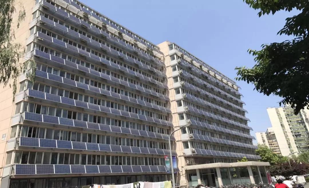 
	中國儲能網(wǎng)訊：從工商業(yè)到戶用，分布式光伏的應(yīng)用場景似乎大部分都與固定建筑物的屋頂相結(jié)合。如今，隨著技術(shù)的成熟與商業(yè)模式的不斷探索，分布式光伏的應(yīng)用正逐漸多樣化，北京交通大學(xué)新能源研究所的童亦斌副教授介紹了一個別具一格的案例——外墻分布式光伏及儲能應(yīng)用示范項目