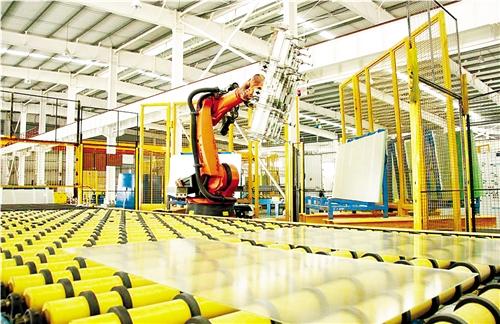 
	


	圖為東莞南玻太陽(yáng)能玻璃有限公司壓延生產(chǎn)線冷端


	中國(guó)儲(chǔ)能網(wǎng)訊：中國(guó)南玻集團(tuán)股份有限公司近日發(fā)布2017年年度報(bào)告。報(bào)告顯示，2017年公司實(shí)現(xiàn)營(yíng)業(yè)收入108．79億元，同比增長(zhǎng)19．05億元，增幅21．23％，這是南玻集團(tuán)上市25年來(lái)營(yíng)收首次突破百億元，創(chuàng)下歷史新高；全年實(shí)現(xiàn)凈利潤(rùn)8．29億元，同比增長(zhǎng)0．24億元，增幅3．04％，歸屬于母公司凈利潤(rùn)8．25億元，同比增長(zhǎng)0．28億元，增幅3．47％