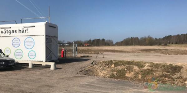 
	中國(guó)儲(chǔ)能網(wǎng)訊：瑞典公司Nilsson Energy與AT Solar合作，在Mariestad建設(shè)光伏項(xiàng)目。這是一個(gè)非常特殊的項(xiàng)目：產(chǎn)生的太陽(yáng)能將儲(chǔ)存在電池中并轉(zhuǎn)化為氫氣，為燃料電池車輛充電