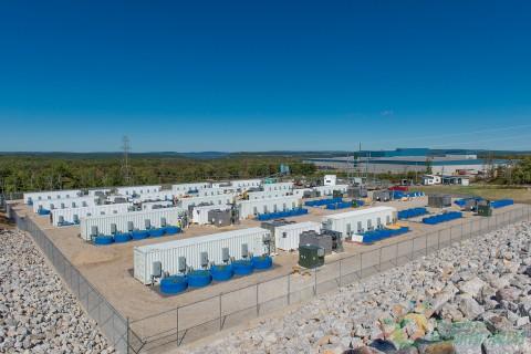 
	中國(guó)儲(chǔ)能網(wǎng)訊：挪威國(guó)家石油公司投資的儲(chǔ)能開(kāi)發(fā)商Convergent Energy + Power（Convergent）是北美最大的純儲(chǔ)能運(yùn)營(yíng)商，宣布收購(gòu)紐約州Stephentown和Hazle Township 40 MW飛輪儲(chǔ)能項(xiàng)目。從Rockland Capital購(gòu)買的飛輪儲(chǔ)能系統(tǒng)自2011年和2014年以來(lái)一直穩(wěn)定地為電網(wǎng)提供服務(wù)，由400個(gè)5噸碳復(fù)合材料和鋼制飛輪組成的組合系統(tǒng)可以在幾秒內(nèi)移動(dòng)8000萬(wàn)瓦的電力（郊區(qū)白天平均每戶使用5000瓦電力），幫助電力穩(wěn)定流動(dòng)