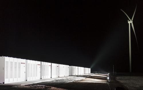 
	中國(guó)儲(chǔ)能網(wǎng)訊：調(diào)查機(jī)構(gòu)Frost＆Sullivan公司的一項(xiàng)最新的調(diào)查分析表明，2017年至2018年，全球儲(chǔ)能總裝機(jī)容量將增長(zhǎng)15.9％。


	2018年，中國(guó)、美國(guó)、南非、智利、法國(guó)、以色列6個(gè)國(guó)家將完成1369兆瓦的電網(wǎng)規(guī)模電池儲(chǔ)能系統(tǒng)（ESS）項(xiàng)目部署