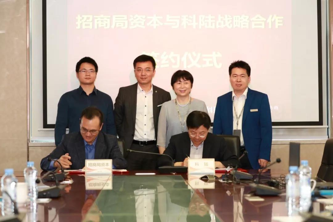 
	中國儲能網(wǎng)訊：近日，深圳市科陸電子科技股份有限公司（以下簡稱“科陸”）與招商局資本管理有限責(zé)任公司（以下簡稱“招商局資本”）戰(zhàn)略合作簽約儀式在科陸大廈隆重舉行。招商局資本副總經(jīng)理、高級董事總經(jīng)理楊百千先生，董事總經(jīng)理余江先生，科陸董事長饒陸華先生，副總裁桂國才先生，科陸子公司車電網(wǎng)總經(jīng)理王京女士等出席簽約儀式