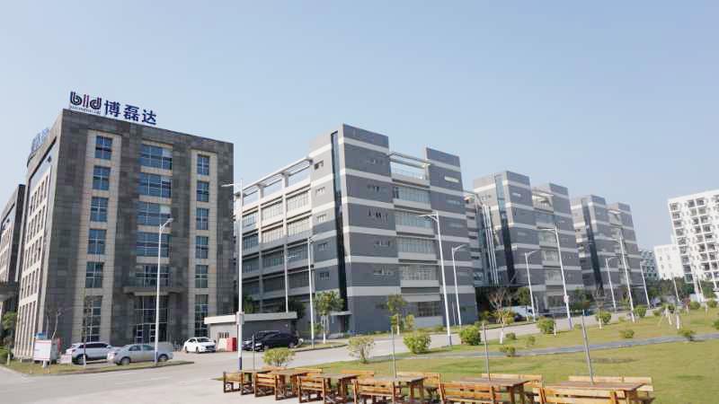 
	中國儲能網(wǎng)訊：博磊達(dá)是一家總部位于深圳南山，生產(chǎn)制造基地在惠州大亞灣，專業(yè)從事鈦酸鋰電池、超級電容器、動力與儲能系統(tǒng)等新能源、綠色能源產(chǎn)品的生產(chǎn)、研發(fā)與銷售為一體的國家高新技術(shù)企業(yè)。


	


	自成立以來，博磊達(dá)就十分重視人才引進(jìn)，其核心研發(fā)團隊成員包括美國斯坦福大學(xué)博士后2名，中科院博士后1名，博士2名