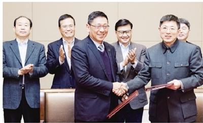 
	中國(guó)儲(chǔ)能網(wǎng)訊：日前舉行的港華金壇儲(chǔ)氣庫(kù)擴(kuò)大合作簽約儀式傳出消息稱(chēng)，作為我國(guó)城鎮(zhèn)燃?xì)馐讉€(gè)大規(guī)模地下鹽穴儲(chǔ)氣項(xiàng)目及商業(yè)儲(chǔ)氣項(xiàng)目，港華金壇儲(chǔ)氣庫(kù)一期3口井已于今年1月竣工并通過(guò)驗(yàn)收，計(jì)劃7月正式投入運(yùn)營(yíng)。項(xiàng)目二期7口井也已于3月啟動(dòng)建設(shè)，預(yù)計(jì)將在2022年完工