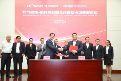 
	中國儲能網(wǎng)訊：5月8日，在北京汽車集團有限公司（以下簡稱“北汽集團”）研發(fā)基地，北京北汽鵬龍汽車服務(wù)貿(mào)易股份有限公司（以下簡稱“北汽鵬龍”）與格林美股份有限公司（以下簡稱“格林美”）簽署了《關(guān)于退役動力電池回收利用等領(lǐng)域的戰(zhàn)略合作框架協(xié)議》。雙方將在共建新能源汽車動力電池回收體系、退役動力 電池梯次利用、廢舊電池資源化處理、報廢汽車回收拆解及再生利用等循環(huán)經(jīng)濟領(lǐng)域以及新能源汽車銷售及后服務(wù)等領(lǐng)域展開深度合作，共同推動中國新能源汽車產(chǎn)業(yè)的健康、綠色、可持續(xù)發(fā)展