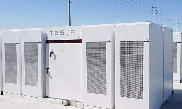 
	中國(guó)儲(chǔ)能網(wǎng)訊：據(jù)國(guó)外媒體報(bào)道，特斯拉在澳大利亞南部修建的巨型Powerpack儲(chǔ)能系統(tǒng)投入運(yùn)營(yíng)已經(jīng)超過(guò)6個(gè)月了，而最近我們看到了它對(duì)當(dāng)?shù)啬茉词袌?chǎng)產(chǎn)生的巨大影響。


	根據(jù)一份最新的報(bào)告顯示，特斯拉這座設(shè)施大幅降低了當(dāng)?shù)啬茉淳W(wǎng)絡(luò)服務(wù)成本，并且已經(jīng)占據(jù)了澳大利亞南部FCAS大部分的市場(chǎng)份額