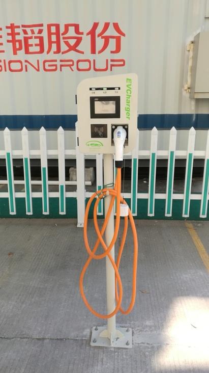 
	 中國儲能網(wǎng)訊：2018年4月底，深圳大鵬10kW光儲充項目順利運行，此項目由長城科技集團電源事業(yè)部儲能產(chǎn)品部研發(fā)的10kW光儲混合變流器，搭配儲能電池，以及10kWP太陽能電池組件組成，此系統(tǒng)主要給園區(qū)內(nèi)的交流充電樁供電，一方面解決了園區(qū)內(nèi)斷電時電動汽車無法充電的問題，另一方面系統(tǒng)使用太陽能清潔能源，節(jié)省用電電費。


	 


	本項目白天光伏板發(fā)電給交流充電樁供電，余電通過長城變流器儲存在電池中，在夜晚或光照不足的時候，由電池放電給交流充電樁供電