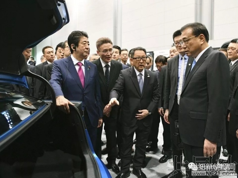  5月11日，中國國務院總理李克強11日考察了位于北海道苫小牧市的豐田汽車公司相關(guān)零部件工廠。日本首相安倍晉三也陪同參觀