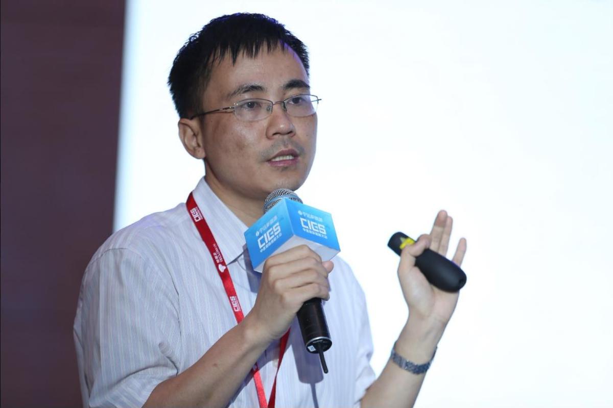 
	中國儲能網(wǎng)訊：5月19日至21日，“第八屆中國國際儲能大會”在深圳隆重召開， 來自中國、美國、德國、英國、加拿大、西班牙、日本、韓國、澳大利亞等國和地區(qū)1500余位政府機(jī)構(gòu)、科研院所、行業(yè)組織、電力公司、新能源項目單位、系統(tǒng)集成商等代表出席本次大會。


	國網(wǎng)能源研究院新能源與統(tǒng)計研究所主任工程師黃碧斌在分布式光伏與儲能系統(tǒng)應(yīng)用專場，以“分布式儲能在配電側(cè)的運營模式”為題，發(fā)表了精彩演講