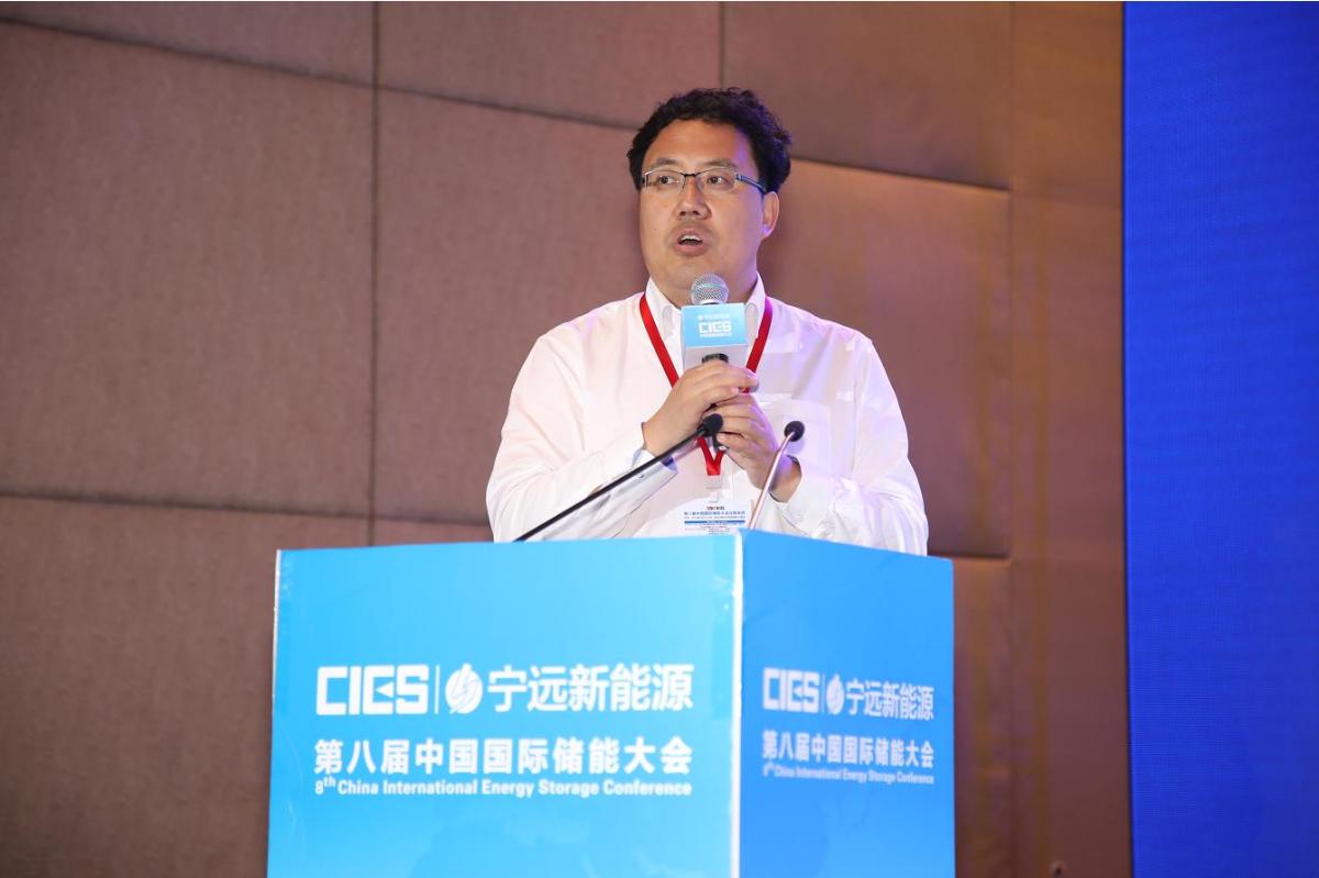 
	中國儲能網(wǎng)訊：5月19日至21日，“第八屆中國國際儲能大會”在深圳隆重召開， 來自中國、美國、德國、英國、加拿大、西班牙、日本、韓國、澳大利亞等國和地區(qū)1500余位政府機構(gòu)、科研院所、行業(yè)組織、電力公司、新能源項目單位、系統(tǒng)集成商等代表出席本次大會。 


	天能集團智慧能源事業(yè)部總經(jīng)理郝三存在儲能電站專場，以“天能智慧能源系統(tǒng)解決方案”為題，發(fā)表精彩演講