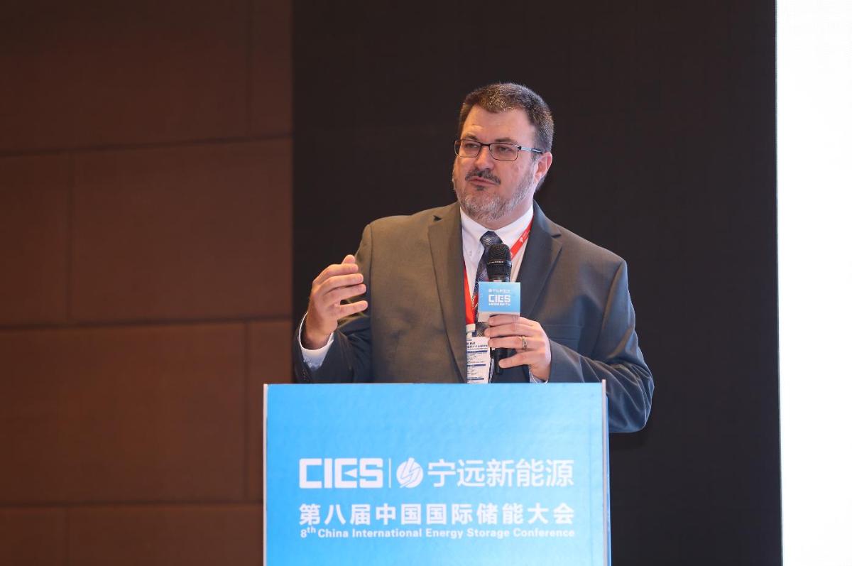 
	中國儲能網(wǎng)訊：5月19日至21日，“第八屆中國國際儲能大會”在深圳隆重召開， 來自中國、美國、德國、英國、加拿大、西班牙、日本、韓國、澳大利亞等國和地區(qū)1500余位政府機構(gòu)、科研院所、行業(yè)組織、電力公司、新能源項目單位、系統(tǒng)集成商等代表出席本次大會。


	美國儲能系統(tǒng)技術(shù)委員會主席、TüV南德意志集團全球風險顧問公司常務(wù)顧問James Biggins在國際儲能專場，以“美國儲能市場—安全法規(guī)和標準”為題，發(fā)表了精彩演講
