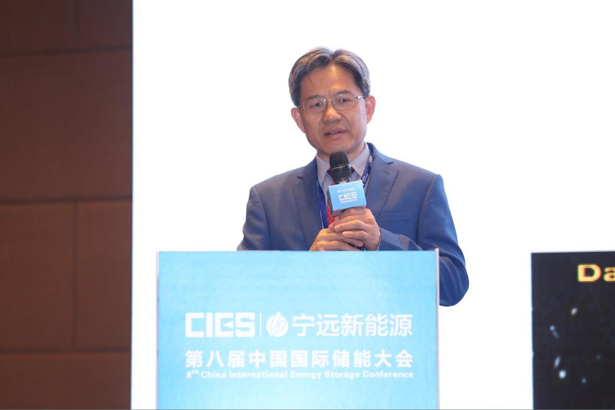 
	中國儲能網(wǎng)訊：5月19日至21日，“第八屆中國國際儲能大會”在深圳隆重召開， 來自中國、美國、德國、英國、加拿大、西班牙、日本、韓國、澳大利亞等國和地區(qū)1500余位政府機構(gòu)、科研院所、行業(yè)組織、電力公司、新能源項目單位、系統(tǒng)集成商等代表出席本次大會。


	英國伯明翰大學(xué)教授丁玉龍在國際儲能專場，以“熱能-化學(xué)能-電能轉(zhuǎn)換與存儲：下一代破壞性的技術(shù)”為題，發(fā)表了精彩演講