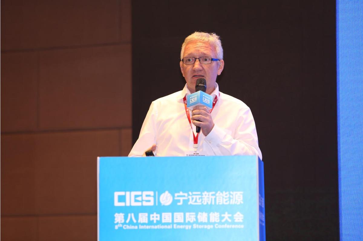 
	中國儲能網(wǎng)訊：5月19日至21日，“第八屆中國國際儲能大會”在深圳隆重召開， 來自中國、美國、德國、英國、加拿大、西班牙、日本、韓國、澳大利亞等國和地區(qū)1500余位政府機構(gòu)、科研院所、行業(yè)組織、電力公司、新能源項目單位、系統(tǒng)集成商等代表出席本次大會。


	TüV南德意志電動交通事業(yè)部全球負責人Volker Blandow在國際儲能專場，以“儲能產(chǎn)品全球主要市場法規(guī)標準以及測試認證的要求”為題，發(fā)表了精彩演講