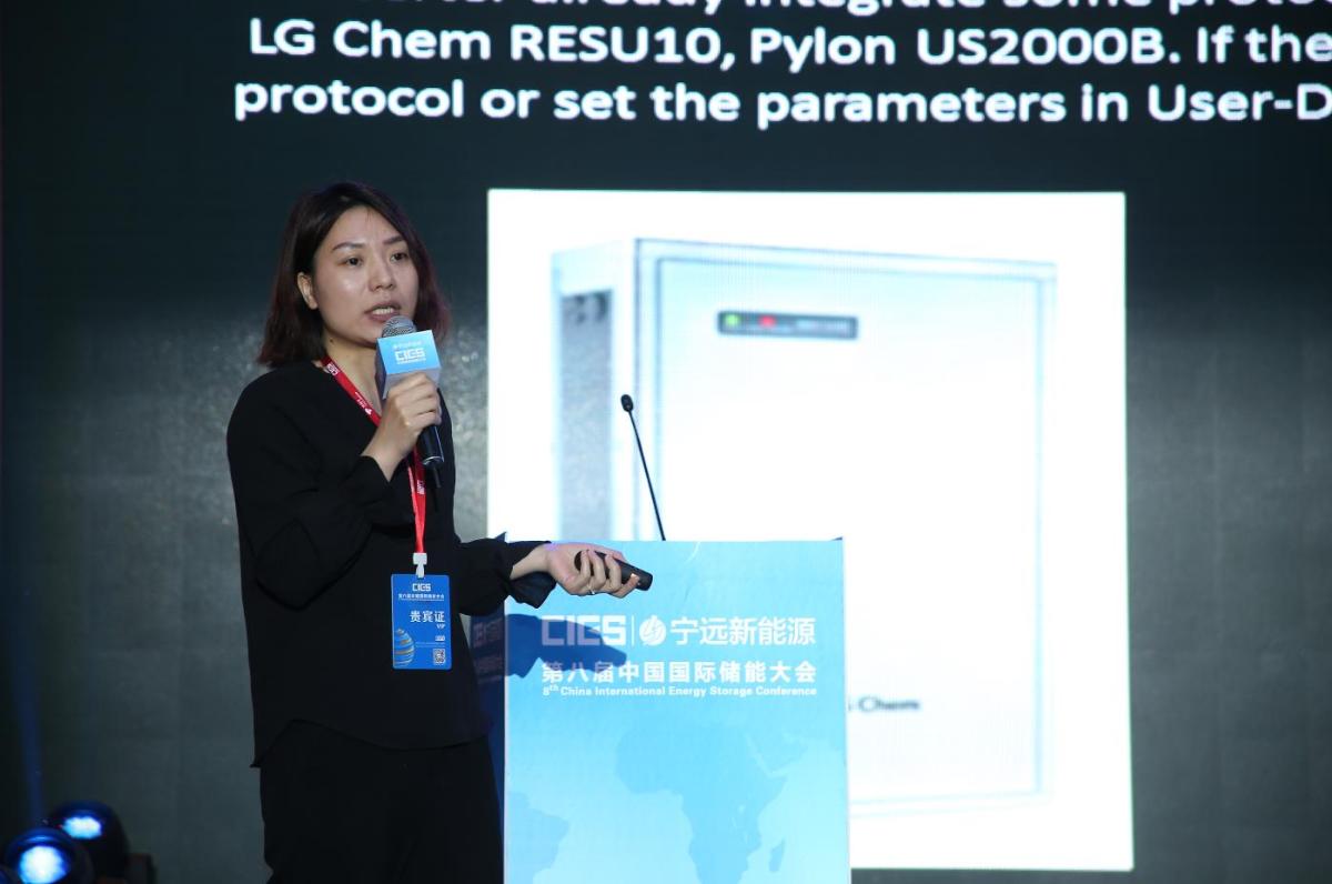 
	中國儲(chǔ)能網(wǎng)訊：5月19日至21日，“第八屆中國國際儲(chǔ)能大會(huì)”在深圳隆重召開， 來自中國、美國、德國、英國、加拿大、西班牙、日本、韓國、澳大利亞等國和地區(qū)1500余位政府機(jī)構(gòu)、科研院所、行業(yè)組織、電力公司、新能源項(xiàng)目單位、系統(tǒng)集成商等代表出席本次大會(huì)。



	寧波錦浪新能源科技股份有限公司市場總監(jiān)陸荷峰在分布式光伏與儲(chǔ)能系統(tǒng)應(yīng)用專場，以