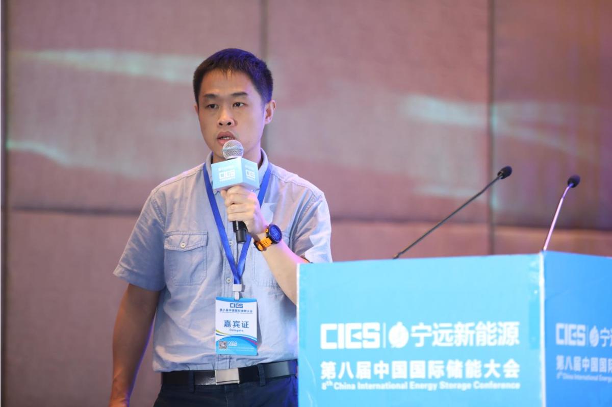 
	
		中國儲(chǔ)能網(wǎng)訊：5月19日至21日，“第八屆中國國際儲(chǔ)能大會(huì)”在深圳隆重召開， 來自中國、美國、德國、英國、加拿大、西班牙、日本、韓國、澳大利亞等國和地區(qū)1500余位政府機(jī)構(gòu)、科研院所、行業(yè)組織、電力公司、新能源項(xiàng)目單位、系統(tǒng)集成商等代表出席本次大會(huì)。
	
	
		江蘇歐力特能源科技有限公司的科技副總蔣瑋在微電網(wǎng)+售電專場，發(fā)表了題為“鏈?zhǔn)交旌蟽?chǔ)能系統(tǒng)功率控制及狀態(tài)估計(jì)技術(shù)研究”的精彩演講