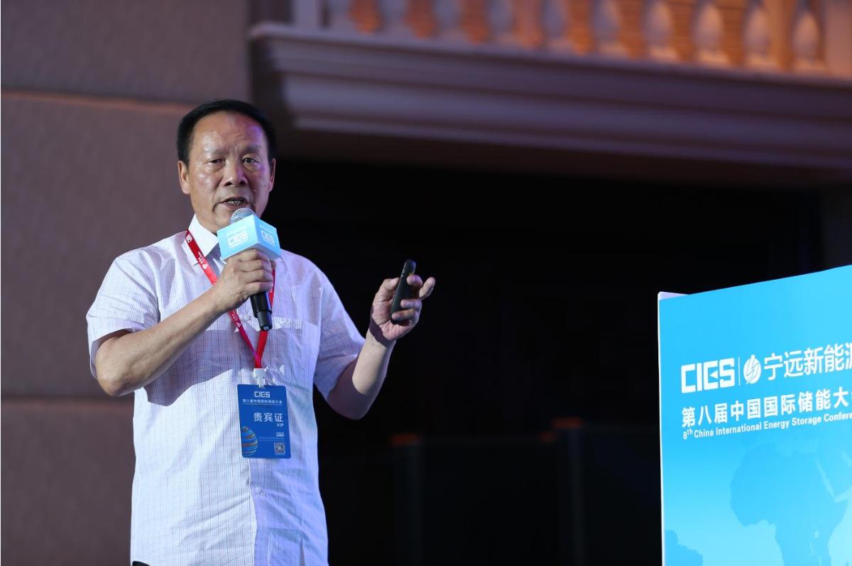 
	
		中國儲(chǔ)能網(wǎng)訊：5月19日至21日，“第八屆中國國際儲(chǔ)能大會(huì)”在深圳隆重召開， 來自中國、美國、德國、英國、加拿大、西班牙、日本、韓國、澳大利亞等國和地區(qū)1500余位政府機(jī)構(gòu)、科研院所、行業(yè)組織、電力公司、新能源項(xiàng)目單位、系統(tǒng)集成商等代表出席本次大會(huì)。
	
	
		湖南三豐釩業(yè)有限公司總經(jīng)理田興江在儲(chǔ)能電池專場，發(fā)表了題為