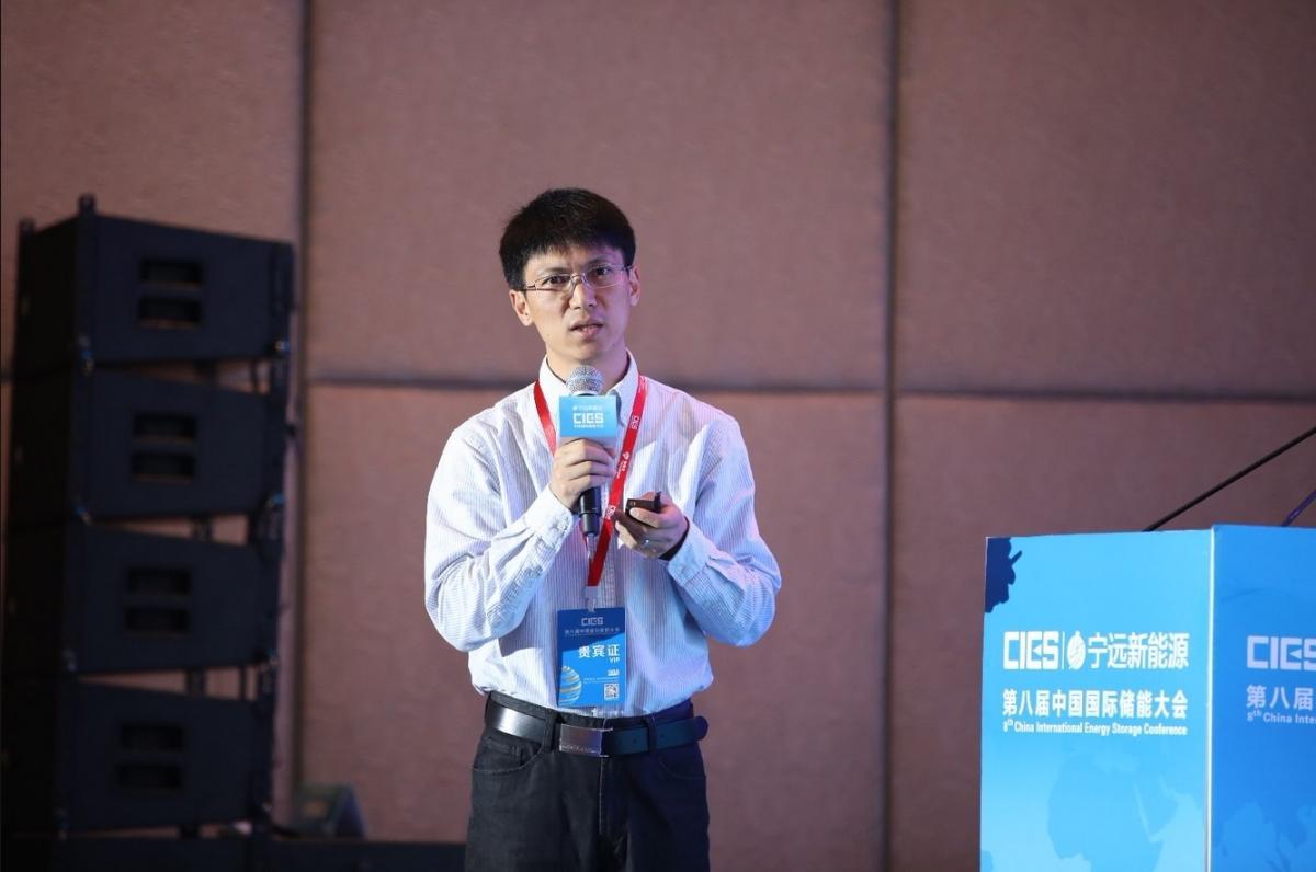 
	中國(guó)儲(chǔ)能網(wǎng)訊：5月19日至21日，“第八屆中國(guó)國(guó)際儲(chǔ)能大會(huì)”在深圳隆重召開， 來自中國(guó)、美國(guó)、德國(guó)、英國(guó)、加拿大、西班牙、日本、韓國(guó)、澳大利亞等國(guó)和地區(qū)1500余位政府機(jī)構(gòu)、科研院所、行業(yè)組織、電力公司、新能源項(xiàng)目單位、系統(tǒng)集成商等代表出席本次大會(huì)。


	東南大學(xué)電氣工程學(xué)院副院長(zhǎng)吳在軍在微電網(wǎng)+售電專場(chǎng)，發(fā)表了題為“微電網(wǎng)的電能質(zhì)量問題”的精彩演講