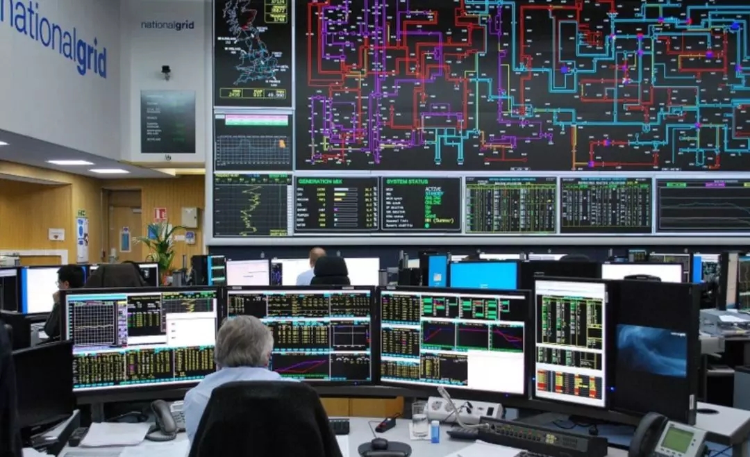 
			              近日電池開發(fā)商Become Energy的負(fù)責(zé)人提出 Pivot Power 計(jì)劃，在投資16億英鎊(21億5000萬美元)部署快速電動(dòng)汽車充電基礎(chǔ)設(shè)施的項(xiàng)目同時(shí)，將超2GW的鋰離子電池連接到國(guó)家電網(wǎng)。

電池將直接連接到傳輸系統(tǒng)，國(guó)家電網(wǎng)控制室可直觀控制