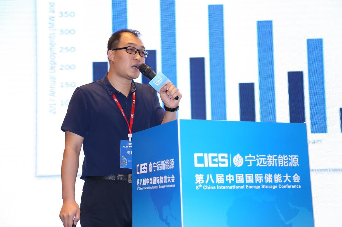 
	中國(guó)儲(chǔ)能網(wǎng)訊：5月19日至21日，“第八屆中國(guó)國(guó)際儲(chǔ)能大會(huì)”在深圳隆重召開， 來自中國(guó)、美國(guó)、德國(guó)、英國(guó)、加拿大、西班牙、日本、韓國(guó)、澳大利亞等國(guó)和地區(qū)1500余位政府機(jī)構(gòu)、科研院所、行業(yè)組織、電力公司、新能源項(xiàng)目單位、系統(tǒng)集成商等代表出席本次大會(huì)。


	英威騰光伏科技有限公司執(zhí)行總裁吳建峰在新能源發(fā)電并網(wǎng)專場(chǎng)，發(fā)表了題為“英威騰未來能源產(chǎn)業(yè)新模式——打造智慧能源生態(tài)系統(tǒng)”的精彩演講