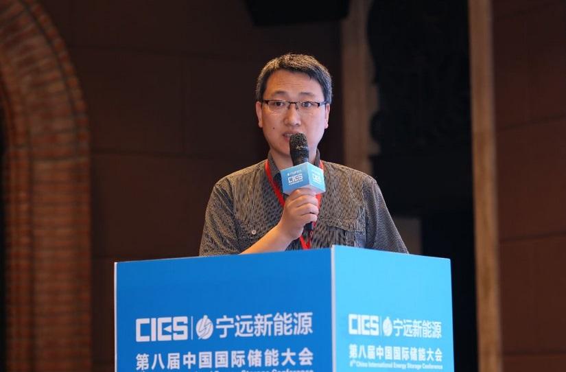 
	中國(guó)儲(chǔ)能網(wǎng)訊：5月19日至21日，“第八屆中國(guó)國(guó)際儲(chǔ)能大會(huì)”在深圳隆重召開， 來自中國(guó)、美國(guó)、德國(guó)、英國(guó)、加拿大、西班牙、日本、韓國(guó)、澳大利亞等國(guó)和地區(qū)1500余位政府機(jī)構(gòu)、科研院所、行業(yè)組織、電力公司、新能源項(xiàng)目單位、系統(tǒng)集成商等代表出席本次大會(huì)。




	北控智慧能源投資有限公司總經(jīng)理蘭云鵬在能源互聯(lián)網(wǎng)與多能互補(bǔ)專場(chǎng)，發(fā)表了題為“高比例可再生能源下儲(chǔ)能的應(yīng)用”的精彩演講