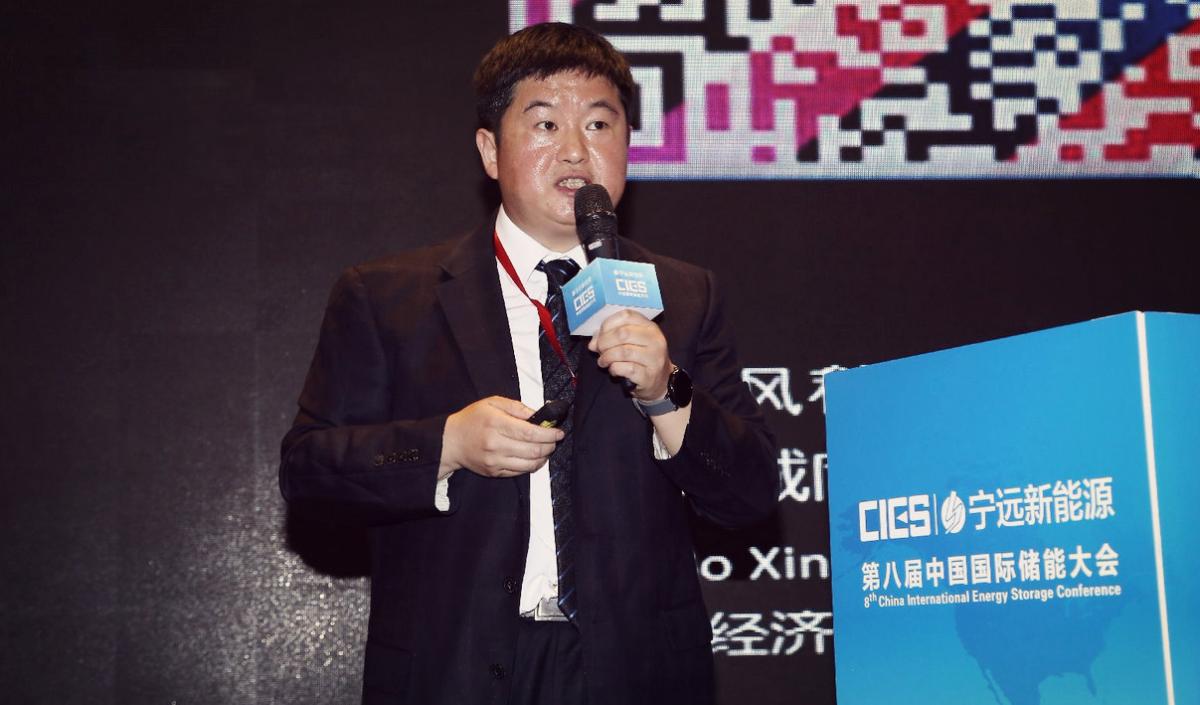 
	中國儲能網(wǎng)訊：5月19日至21日，“第八屆中國國際儲能大會”在深圳隆重召開， 來自中國、美國、德國、英國、加拿大、西班牙、日本、韓國、澳大利亞等國和地區(qū)1500余位政府機(jī)構(gòu)、科研院所、行業(yè)組織、電力公司、新能源項(xiàng)目單位、系統(tǒng)集成商等代表出席本次大會。


	北京天誠同創(chuàng)電氣有限公司副總經(jīng)理劉炳在新能源發(fā)電并網(wǎng)專場，發(fā)表了題為“基于標(biāo)準(zhǔn)產(chǎn)品框架的風(fēng)儲系統(tǒng)解決方案”的精彩演講
