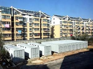 
	中國儲能網(wǎng)訊：日前，在國網(wǎng)江蘇電力公司組織下，全國首套大規(guī)模儲能接入“源網(wǎng)荷友好互動系統(tǒng)”成功投運(yùn)。南都艾科半導(dǎo)體儲能電站成為全國首個(gè)通過系統(tǒng)測試并接入系統(tǒng)的電站，所有測試項(xiàng)目均達(dá)標(biāo)準(zhǔn)，標(biāo)志著南都電源智慧儲能系統(tǒng)實(shí)現(xiàn)新突破