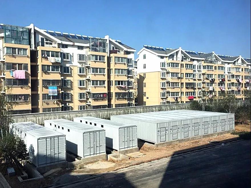 
	中國儲能網(wǎng)訊：日前，在國網(wǎng)江蘇電力公司組織下，全國首套大規(guī)模儲能接入“源網(wǎng)荷友好互動系統(tǒng)”成功投運(yùn)。


	 



	南都艾科半導(dǎo)體儲能電站成為全國首個(gè)通過系統(tǒng)測試并接入系統(tǒng)的電站，所有測試項(xiàng)目均達(dá)標(biāo)準(zhǔn)，標(biāo)志著南都電源智慧儲能系統(tǒng)實(shí)現(xiàn)新突破