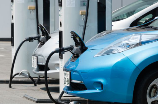 
	中國(guó)儲(chǔ)能網(wǎng)訊：根據(jù)美國(guó)能源部研究人員的調(diào)查研究，采用戰(zhàn)略性的電動(dòng)汽車(chē)充電可能比加利福尼亞實(shí)施的儲(chǔ)能任務(wù)更能緩解“鴨子曲線(xiàn)”。


	



	電動(dòng)汽車(chē)可以節(jié)省高達(dá)154億美元儲(chǔ)能系統(tǒng)投資成本


	如今，電動(dòng)汽車(chē)可能成為加利福尼亞州電網(wǎng)運(yùn)營(yíng)商的重要資產(chǎn)，這些運(yùn)營(yíng)商正努力為電網(wǎng)提供更多的可再生能源