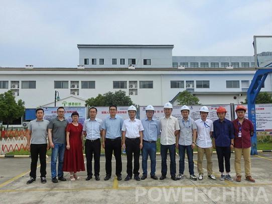 
	中國(guó)儲(chǔ)能網(wǎng)訊：5月24日，中國(guó)電建集團(tuán)江西省電力建設(shè)有限公司承建的南昌市首座并網(wǎng)型微電網(wǎng)試點(diǎn)項(xiàng)目EPC工程在小藍(lán)經(jīng)濟(jì)開(kāi)發(fā)區(qū)泰豪科技園正式開(kāi)工建設(shè)，吹響了江西電建公司進(jìn)軍綜合能源服務(wù)市場(chǎng)、成為智慧能源綜合服務(wù)商的沖鋒號(hào)。通過(guò)本試點(diǎn)項(xiàng)目的建設(shè)，將實(shí)現(xiàn)該公司對(duì)微電網(wǎng)技術(shù)的實(shí)際運(yùn)用，同時(shí)對(duì)微電網(wǎng)試點(diǎn)項(xiàng)目開(kāi)展研究、展示及推廣，對(duì)擴(kuò)展市場(chǎng)業(yè)務(wù)、商務(wù)推廣起到積極的示范作用