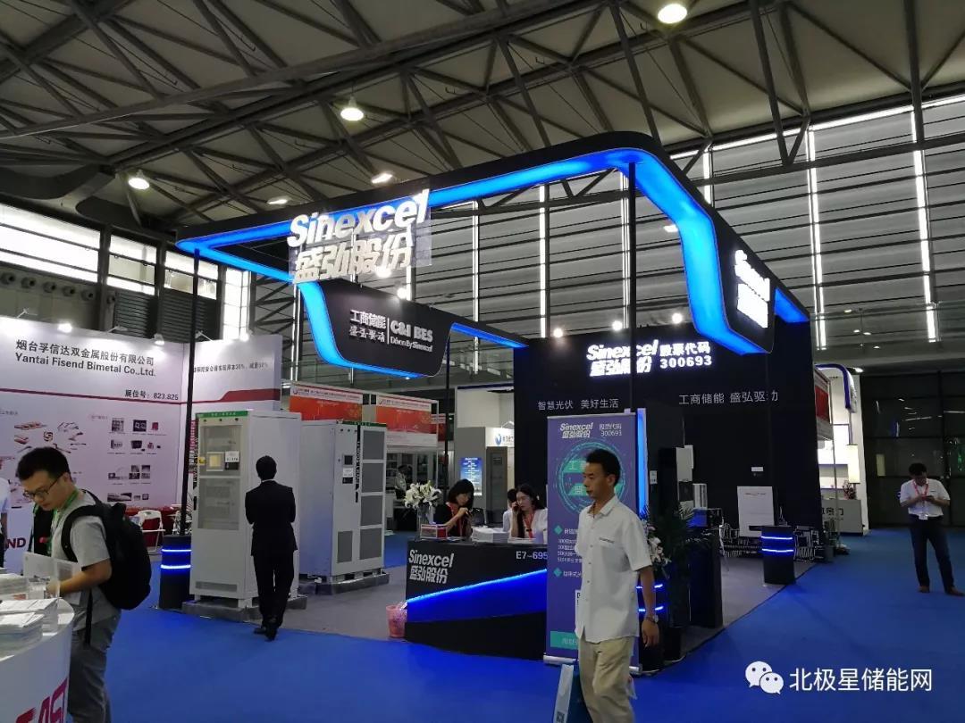 
	5月28日到30日，一年一度最具影響力的光伏盛會(huì)——SNEC第十二屆(2018)國(guó)際太陽(yáng)能光伏與智慧能源大會(huì)暨展覽會(huì)(以下簡(jiǎn)稱(chēng)SNEC展會(huì))在上海召開(kāi)，本次展會(huì)展出了非常多的新產(chǎn)品與高科技，為了讓儲(chǔ)能小伙伴足不出戶(hù)就能逛遍SNEC，小編特意整理了本次展會(huì)上的37家儲(chǔ)能新產(chǎn)品!



	中天新能源



	中天儲(chǔ)能科技有限公司系江蘇中天科技股份有限公司全資子公司，2016年度是國(guó)內(nèi)唯一一家入圍工信部智能制造試點(diǎn)示范項(xiàng)目名單的鋰電池企業(yè)。公司研發(fā)的500KW/1MWh集裝箱式儲(chǔ)能系統(tǒng)獲得了TUV南德國(guó)際專(zhuān)