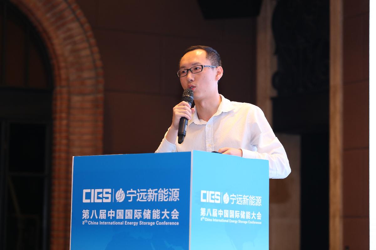 
	中國儲能網(wǎng)訊：5月19日至21日，“第八屆中國國際儲能大會(huì)”在深圳隆重召開， 來自中國、美國、德國、英國、加拿大、西班牙、日本、韓國、澳大利亞等國和地區(qū)1500余位政府機(jī)構(gòu)、科研院所、行業(yè)組織、電力公司、新能源項(xiàng)目單位、系統(tǒng)集成商等代表出席本次大會(huì)。



	上海交通大學(xué)電子信息與電氣工程學(xué)院助理教授陳思捷在能源區(qū)塊鏈&云儲能專場，發(fā)表了題為“基于區(qū)塊鏈的分布式能源交易技術(shù)”的精彩演講