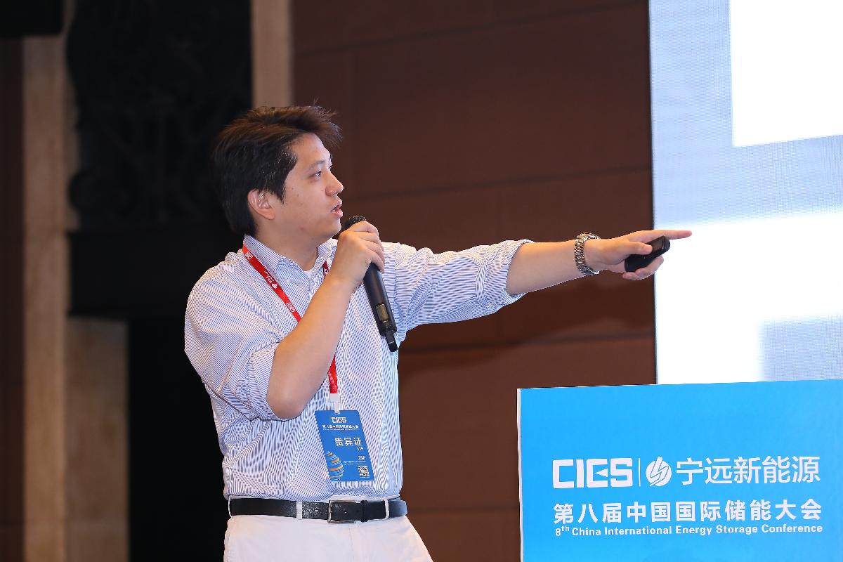
	中國儲能網(wǎng)訊：5月19日至21日，“第八屆中國國際儲能大會(huì)”在深圳隆重召開， 來自中國、美國、德國、英國、加拿大、西班牙、日本、韓國、澳大利亞等國和地區(qū)1500余位政府機(jī)構(gòu)、科研院所、行業(yè)組織、電力公司、新能源項(xiàng)目單位、系統(tǒng)集成商等代表出席本次大會(huì)。



	美國丹佛大學(xué)終身教授張俊在能源區(qū)塊鏈&云儲能專場，發(fā)表了題為“基于區(qū)塊鏈的智能電力能源系統(tǒng)”的精彩演講