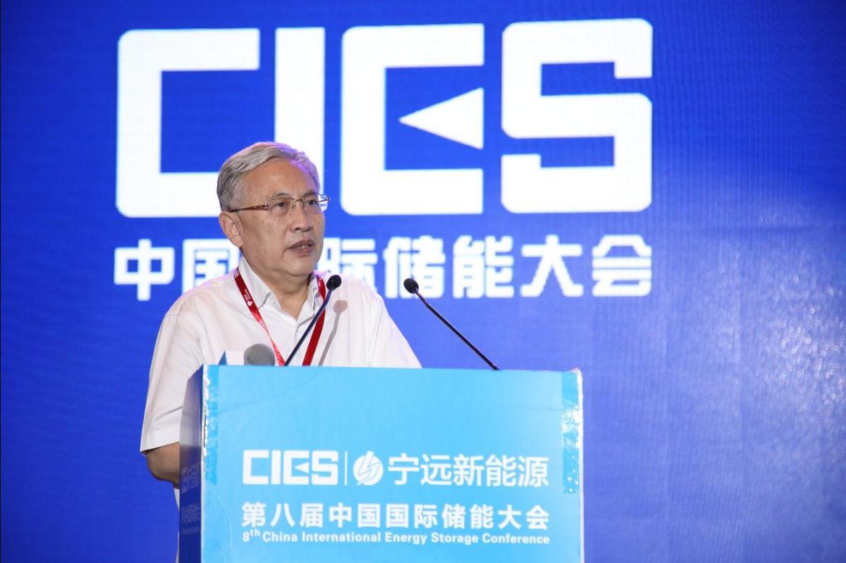 
	中國儲能網(wǎng)訊：5月19日至21日，“第八屆中國國際儲能大會”在深圳隆重召開， 來自中國、美國、德國、英國、加拿大、西班牙、日本、韓國、澳大利亞等國和地區(qū)1500余位政府機構(gòu)、科研院所、行業(yè)組織、電力公司、新能源項目單位、系統(tǒng)集成商等代表出席本次大會。


	原中國電力科學(xué)研究院科技部總工程師、教授級高工張祖平在“直流配電與儲能專場”，發(fā)表了題為“大容量直流充電樁集群的調(diào)峰研究”的精彩演講