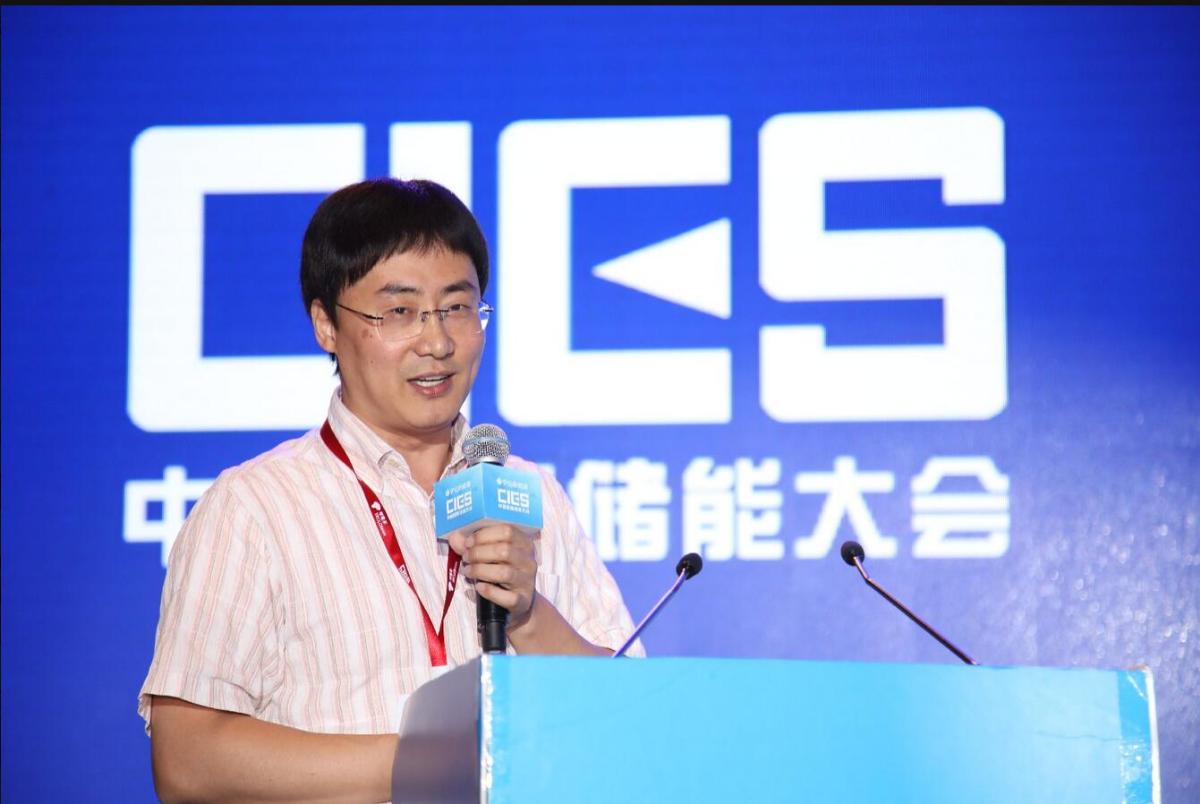 
	中國儲能網(wǎng)訊：5月19日至21日，“第八屆中國國際儲能大會”在深圳隆重召開， 來自中國、美國、德國、英國、加拿大、西班牙、日本、韓國、澳大利亞等國和地區(qū)1500余位政府機構(gòu)、科研院所、行業(yè)組織、電力公司、新能源項目單位、系統(tǒng)集成商等代表出席本次大會。



	上海電力學(xué)院教授、上海市東方學(xué)者趙晉斌在“直流配電與儲能專場”，發(fā)表了題為“直流變換器的關(guān)鍵技術(shù)與應(yīng)用”的精彩演講