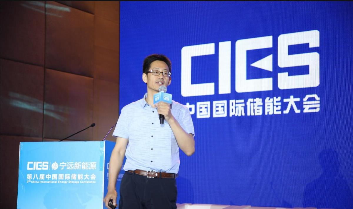 
	中國儲能網(wǎng)訊：5月19日至21日，“第八屆中國國際儲能大會”在深圳隆重召開， 來自中國、美國、德國、英國、加拿大、西班牙、日本、韓國、澳大利亞等國和地區(qū)1500余位政府機構(gòu)、科研院所、行業(yè)組織、電力公司、新能源項目單位、系統(tǒng)集成商等代表出席本次大會。


	清華大學(xué)建筑學(xué)院副教授王福林在“直流配電與儲能專場”，發(fā)表了題為“建筑用電移峰填谷控制策略研究”的精彩演講