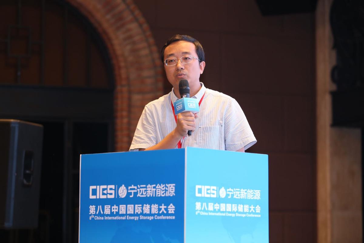 
	中國(guó)儲(chǔ)能網(wǎng)訊：5月19日至21日，“第八屆中國(guó)國(guó)際儲(chǔ)能大會(huì)”在深圳隆重召開， 來自中國(guó)、美國(guó)、德國(guó)、英國(guó)、加拿大、西班牙、日本、韓國(guó)、澳大利亞等國(guó)和地區(qū)1500余位政府機(jī)構(gòu)、科研院所、行業(yè)組織、電力公司、新能源項(xiàng)目單位、系統(tǒng)集成商等代表出席本次大會(huì)。


	國(guó)網(wǎng)能源研究院能源戰(zhàn)略與規(guī)劃研究所所長(zhǎng)魯剛在“能源互聯(lián)網(wǎng)與多能互補(bǔ)專場(chǎng)”，發(fā)表了題為“能源互聯(lián)網(wǎng)下儲(chǔ)能發(fā)展”的精彩演講