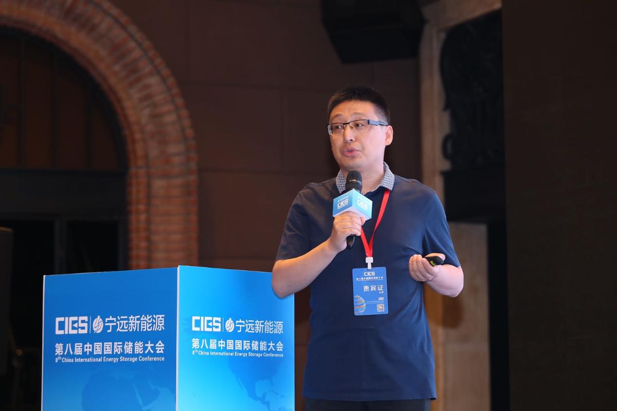 
	中國(guó)儲(chǔ)能網(wǎng)訊：5月19日至21日，“第八屆中國(guó)國(guó)際儲(chǔ)能大會(huì)”在深圳隆重召開， 來自中國(guó)、美國(guó)、德國(guó)、英國(guó)、加拿大、西班牙、日本、韓國(guó)、澳大利亞等國(guó)和地區(qū)1500余位政府機(jī)構(gòu)、科研院所、行業(yè)組織、電力公司、新能源項(xiàng)目單位、系統(tǒng)集成商等代表出席本次大會(huì)。


	清華大學(xué)能源互聯(lián)網(wǎng)創(chuàng)新研究院大數(shù)據(jù)平臺(tái)研究室主任高峰在“能源互聯(lián)網(wǎng)與多能互補(bǔ)專場(chǎng)”，發(fā)表了題為“儲(chǔ)能系統(tǒng)與發(fā)電機(jī)組聯(lián)合調(diào)頻技術(shù)研究與前景分析”的精彩演講