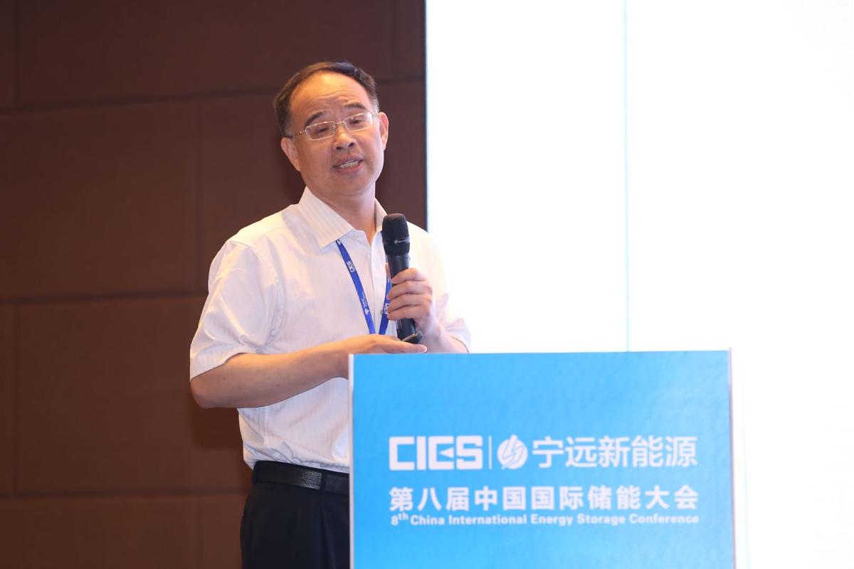 
	中國(guó)儲(chǔ)能網(wǎng)訊：5月19日至21日，“第八屆中國(guó)國(guó)際儲(chǔ)能大會(huì)”在深圳隆重召開， 來自中國(guó)、美國(guó)、德國(guó)、英國(guó)、加拿大、西班牙、日本、韓國(guó)、澳大利亞等國(guó)和地區(qū)1500余位政府機(jī)構(gòu)、科研院所、行業(yè)組織、電力公司、新能源項(xiàng)目單位、系統(tǒng)集成商等代表出席本次大會(huì)。


	中國(guó)電力工程顧問集團(tuán)西北電力設(shè)計(jì)院有限公司副總工程師楊攀峰在“能源互聯(lián)網(wǎng)與多能互補(bǔ)專場(chǎng)”，發(fā)表了題為“青海省多能互補(bǔ)工程介紹”的精彩演講