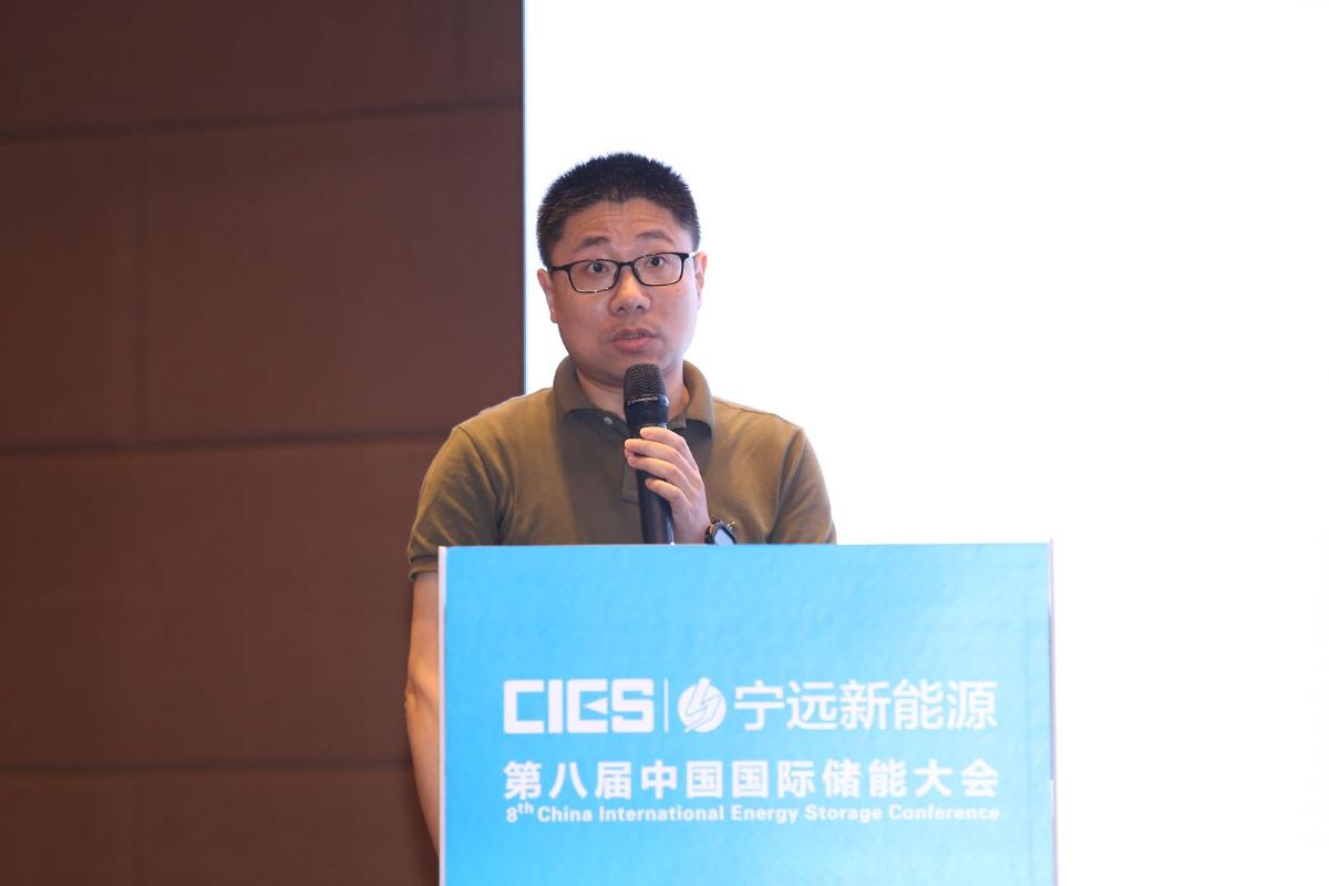 
	中國(guó)儲(chǔ)能網(wǎng)訊：5月19日至21日，“第八屆中國(guó)國(guó)際儲(chǔ)能大會(huì)”在深圳隆重召開， 來自中國(guó)、美國(guó)、德國(guó)、英國(guó)、加拿大、西班牙、日本、韓國(guó)、澳大利亞等國(guó)和地區(qū)1500余位政府機(jī)構(gòu)、科研院所、行業(yè)組織、電力公司、新能源項(xiàng)目單位、系統(tǒng)集成商等代表出席本次大會(huì)。


	杭州數(shù)元信息科技有限公司副總經(jīng)理俞慶在“能源互聯(lián)網(wǎng)與多能互補(bǔ)專場(chǎng)”，發(fā)表了題為“能源互聯(lián)網(wǎng)的理想與現(xiàn)實(shí)”的精彩演講