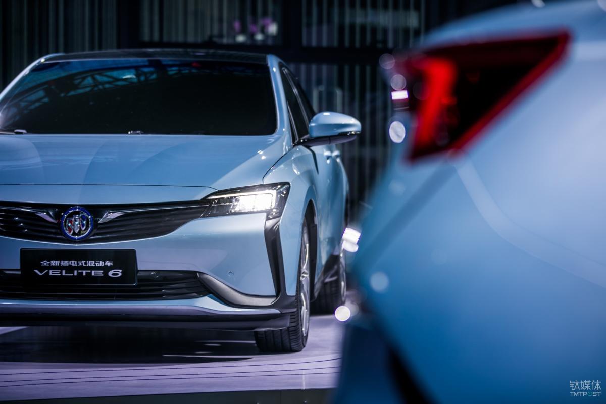 
	中國(guó)儲(chǔ)能網(wǎng)訊：作為別克品牌電動(dòng)化的重要落子，今年年初，通用汽車發(fā)布了新插電式混動(dòng)車別克 VELITE 6。


	


	VELITE 6 發(fā)售之后就引起了關(guān)注，主要幾個(gè)關(guān)注點(diǎn)集中在其使用的 PHEV 插電式電驅(qū)技術(shù)，搭載高性能三元鋰電池組、EVT電控智能無(wú)極變速箱、和1.5L自然吸氣發(fā)動(dòng)機(jī)
