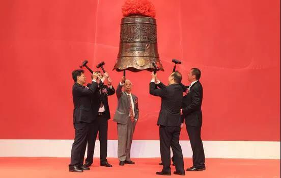 
	中國(guó)儲(chǔ)能網(wǎng)訊：6月11日，寧德時(shí)代正式登陸A股創(chuàng)業(yè)板，證券代碼為“300750”，股票發(fā)行價(jià)格25.14元/股。截止15：00，寧德時(shí)代股票收盤(pán)價(jià)報(bào)36.20元/股，漲幅達(dá)43.99%