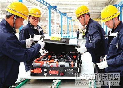 天津首條單體電池全自動(dòng)拆解生產(chǎn)線日前在濱海高新區(qū)投入使用，該生產(chǎn)線可將電動(dòng)汽車(chē)內(nèi)的廢舊電池進(jìn)行全自動(dòng)精細(xì)分解，實(shí)現(xiàn)動(dòng)力電池的無(wú)害化處理和資源的循環(huán)利用。（記者 張磊 攝）
 
 
