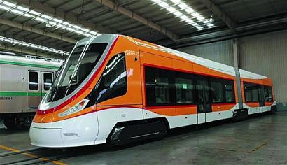 
	中國儲能網(wǎng)訊：日前，青海省德令哈市現(xiàn)代有軌電車項目首列車正式下線，預計年底前正式通車，屆時將成為首列開進青藏高原的、世界上運營海拔最高的現(xiàn)代有軌電車。而運行的電車中，有著濃濃的青島元素